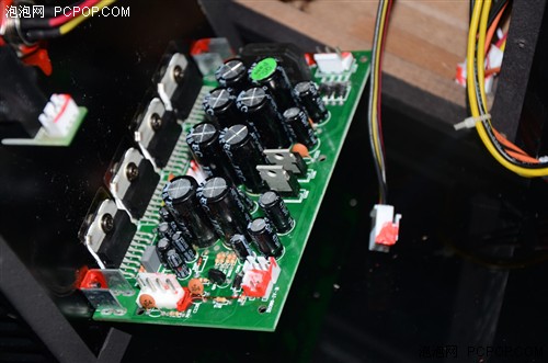 功放电路板惠威d1080四代的功放电路板进行了全面升级,革新之处较为