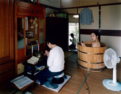 女摄影师在公共场合沐浴 古怪的自拍