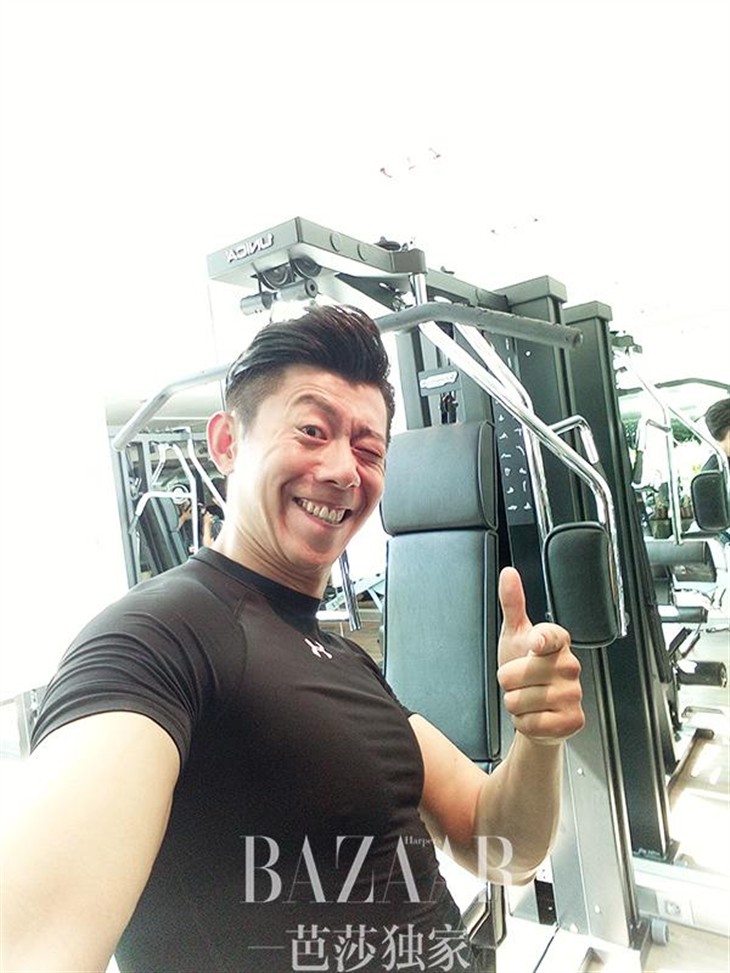 看夏雨这得意的自拍,"牙好,胃口就好,吃嘛嘛香～金～牙"寻龙诀剧组