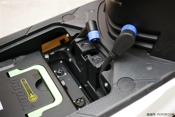 为了便于取放电池,z3特别设立了两个凹槽,可以将电线插头卡进去
