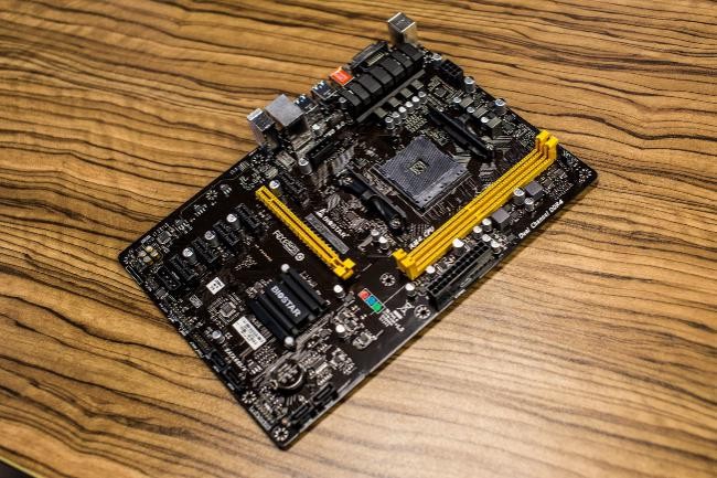 主板方面便是使用挖矿的主板.