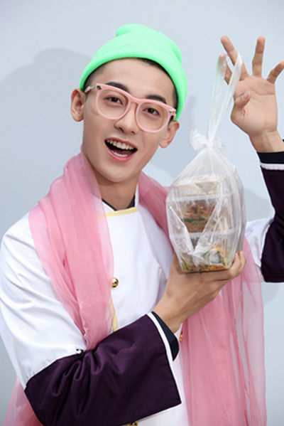 【头条】:《一年级》赵志伟形象突变 粉色镜框吓坏迷妹