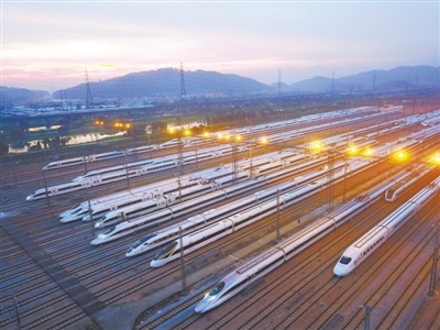 广州动车段动车组整装待发.何坚强 王永彬 蔡晓文摄