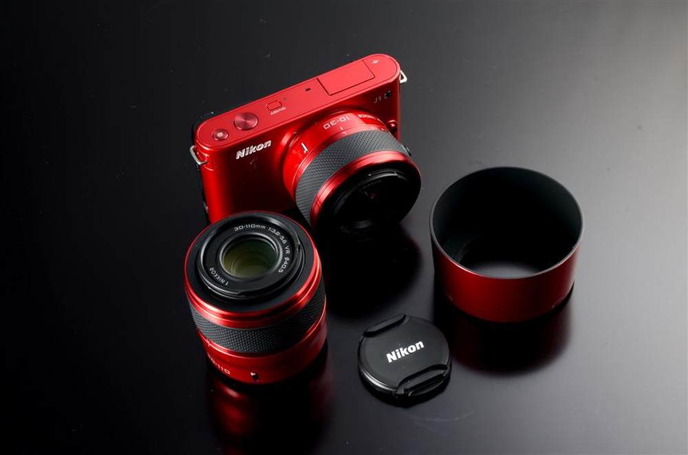 激情四射hold不住 酒红色尼康j1写真