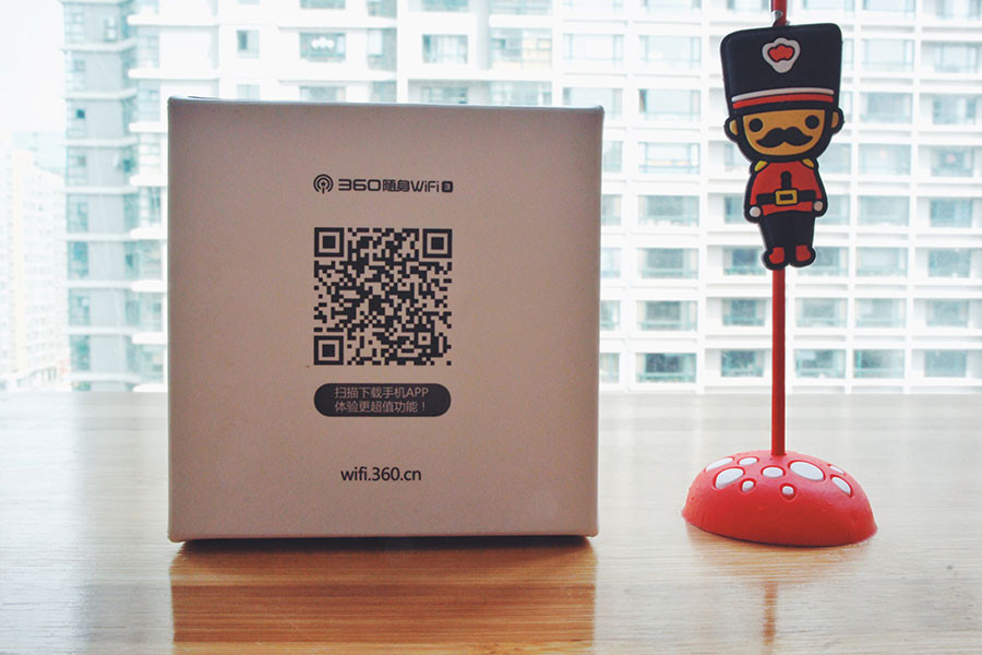 扫描包装盒背面的二维码,下载"360wifi快传"app.