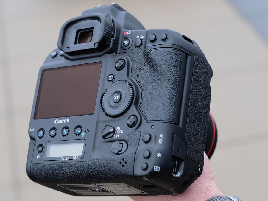 15/15 相关产品:佳能eos 1dx 单机身  29999元>>购买链接