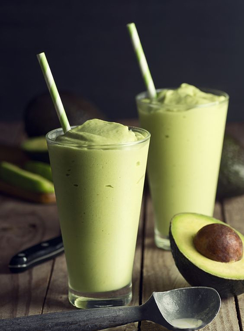 酸奶或牛奶以及新鲜的草莓,然后放入冰块一起搅拌,直至成为奶昔或果昔