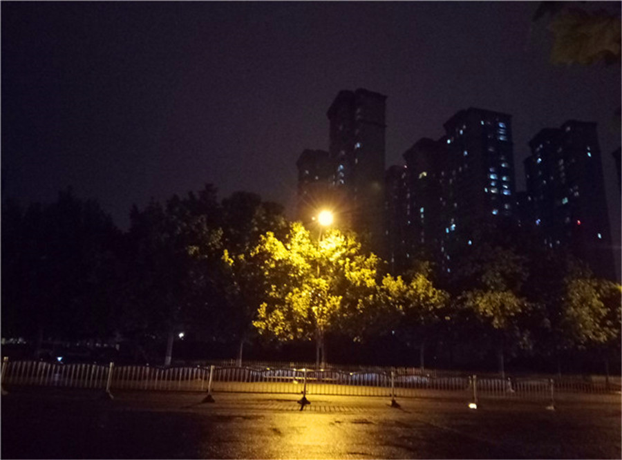 下雨天的黑天和白夜.