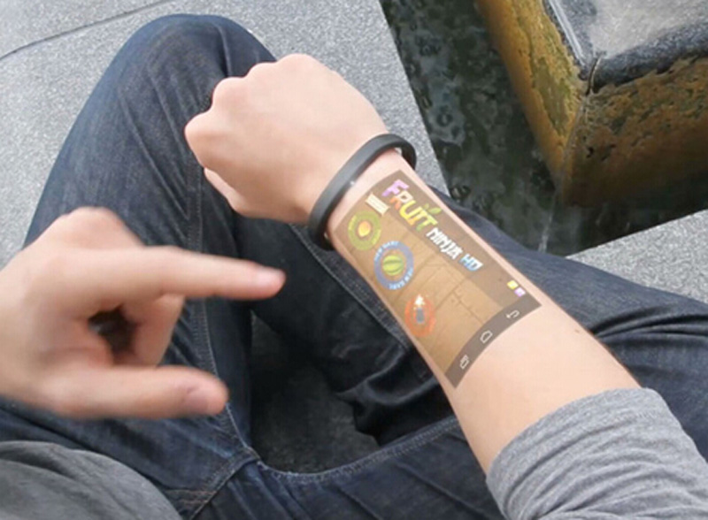 手环内置有投影仪,它可以将你的智能设备中的内容投射到手臂上,而且和