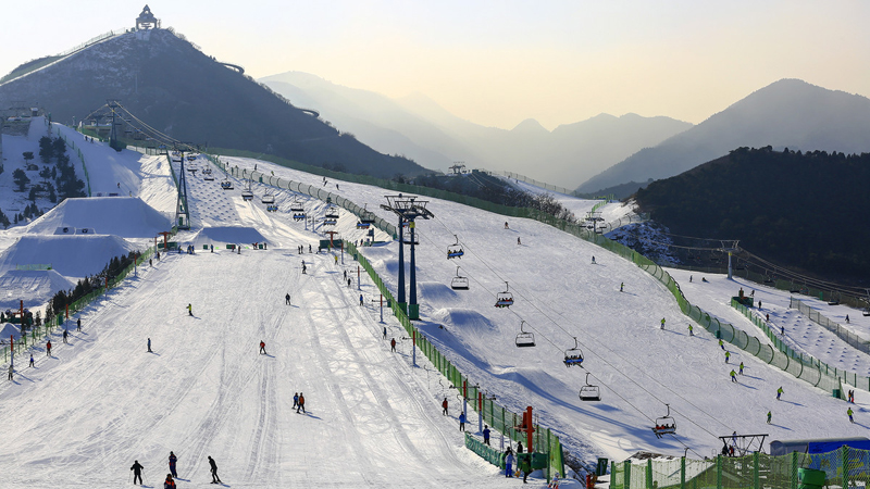 而且最贴心的是,滑雪场会根据滑雪者选择的滑道进行收费,这在很多地方