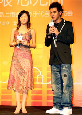 本次发布会主持人王力宏现场演唱《花田错》索尼爱立信同时关注音乐新